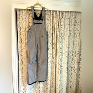 686 women’s Snowboard Bibs Sz S in silver/gray